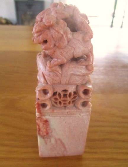 A Chinese seal carved from stone (Rose Agate?) - intricately carved Foo dogs/lions