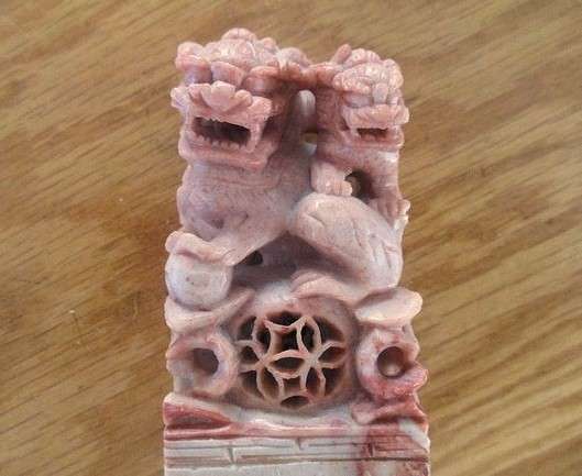 A Chinese seal carved from stone (Rose Agate?) - intricately carved Foo dogs/lions