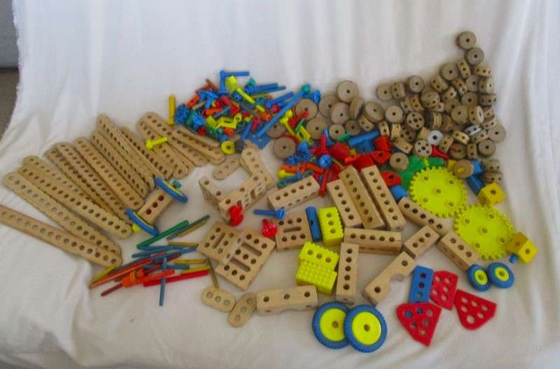 A large batch of over 300 vintage Tinkertoy building blocks