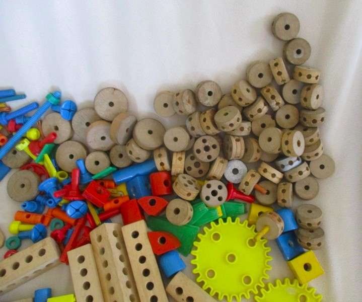 A large batch of over 300 vintage Tinkertoy building blocks