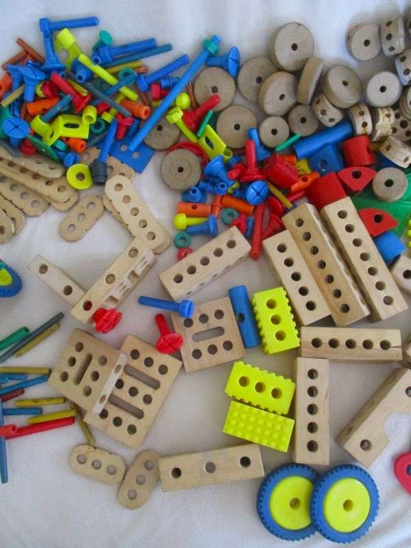 A large batch of over 300 vintage Tinkertoy building blocks