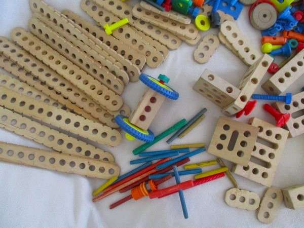 A large batch of over 300 vintage Tinkertoy building blocks