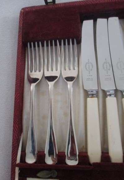 Excellent vintage nickel silver Viners Resilco, Sheffield set in original canister - super stainless