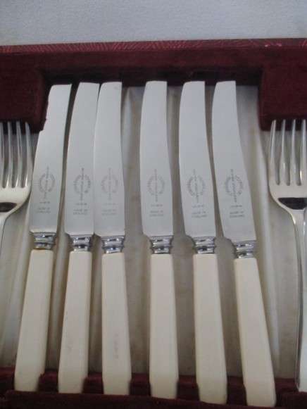 Excellent vintage nickel silver Viners Resilco, Sheffield set in original canister - super stainless