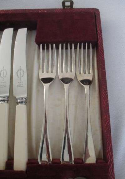 Excellent vintage nickel silver Viners Resilco, Sheffield set in original canister - super stainless