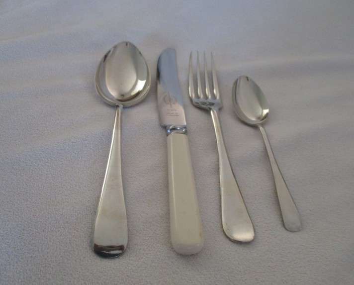 Excellent vintage nickel silver Viners Resilco, Sheffield set in original canister - super stainless