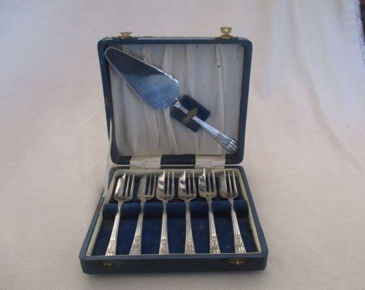 1. Quality vintage Art Deco Yeoman, England EPNS set in canister - 6 cake forks and cake lifter