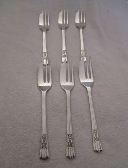 1. Quality vintage Art Deco Yeoman, England EPNS set in canister - 6 cake forks and cake lifter
