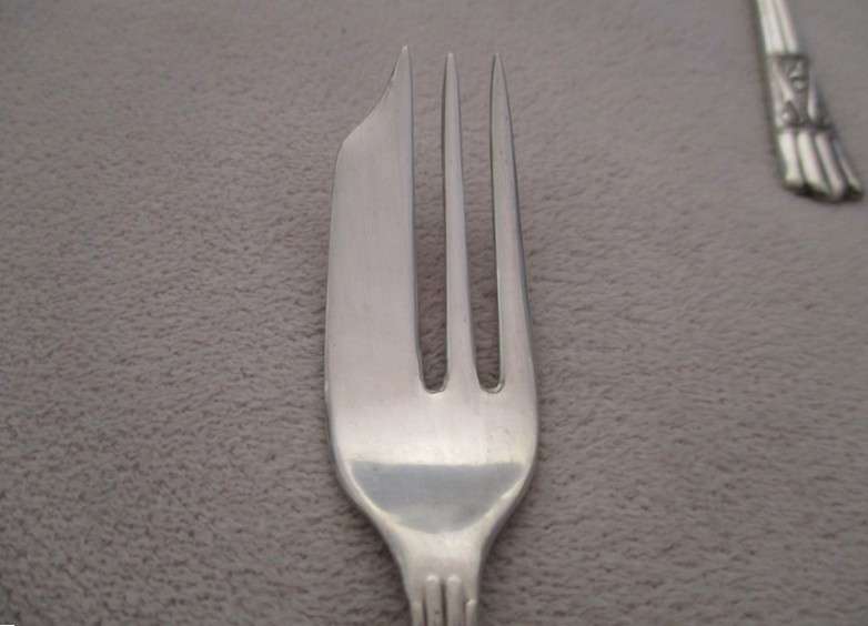 1. Quality vintage Art Deco Yeoman, England EPNS set in canister - 6 cake forks and cake lifter