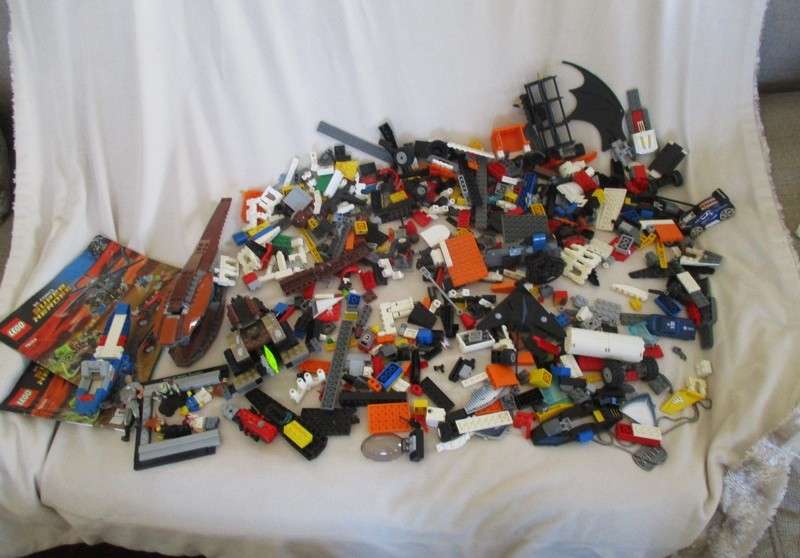 A batch of over 1000 real Lego pieces