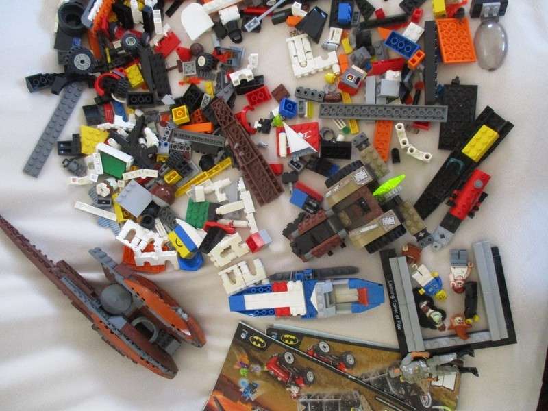 A batch of over 1000 real Lego pieces