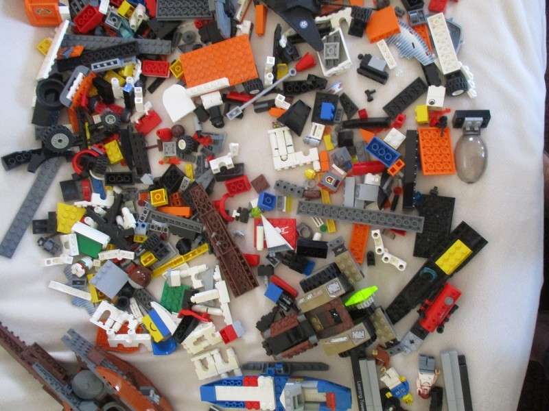 A batch of over 1000 real Lego pieces