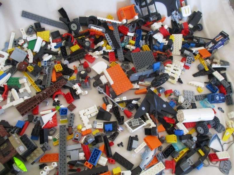 A batch of over 1000 real Lego pieces