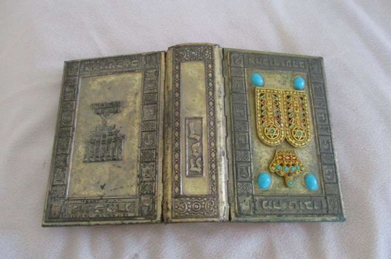 A very ornate vintage 1973 Hebrew/English Bible - the five books of Moses