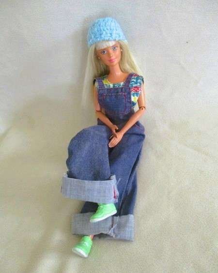 Vintage 1997 articulated Mattel Cool Blue Barbie with original earrings and shoes