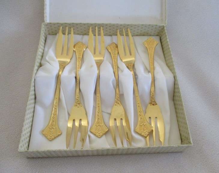 Eetrite 24ct gold plated cake forks in box PLUS 6 rare butter knives - introductory set 1970's