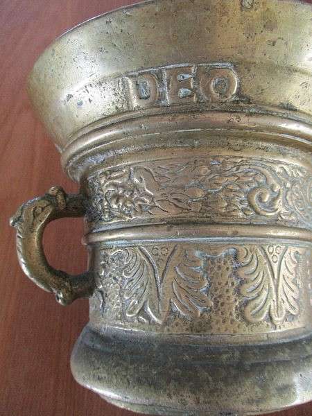 Antique Soli Deo Gloria A 1740 huge, heavy bronze apothecary mortar and pestle
