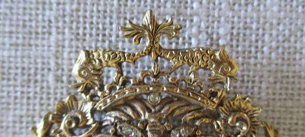 Pretty vintage gold tone brooch intricate filigree border