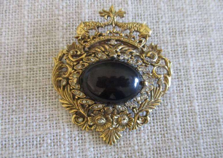 Pretty vintage gold tone brooch intricate filigree border