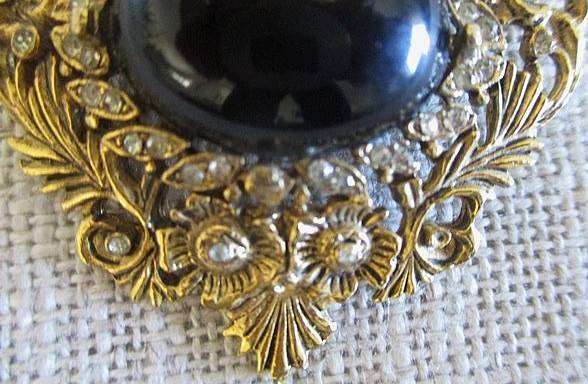 Pretty vintage gold tone brooch intricate filigree border