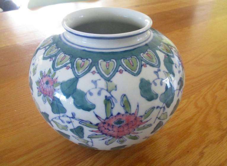 Beautiful mid century large globular Chinese vase with lotus flower design - signed