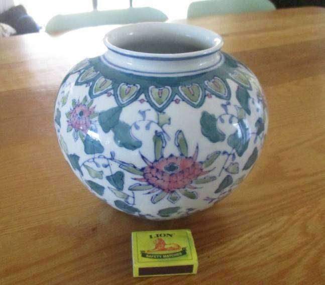 Beautiful mid century large globular Chinese vase with lotus flower design - signed