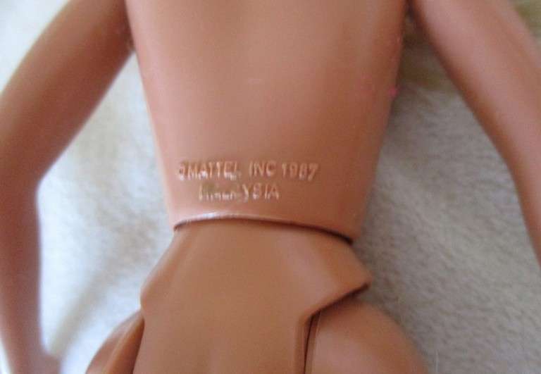 Barbie's teenage sister - Teen Time Skipper in original outfit and jewellery -  Knees bend