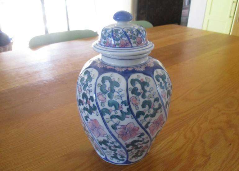 Stunning large Chinoiserie lidded temple/ginger jar