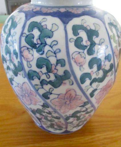 Stunning large Chinoiserie lidded temple/ginger jar