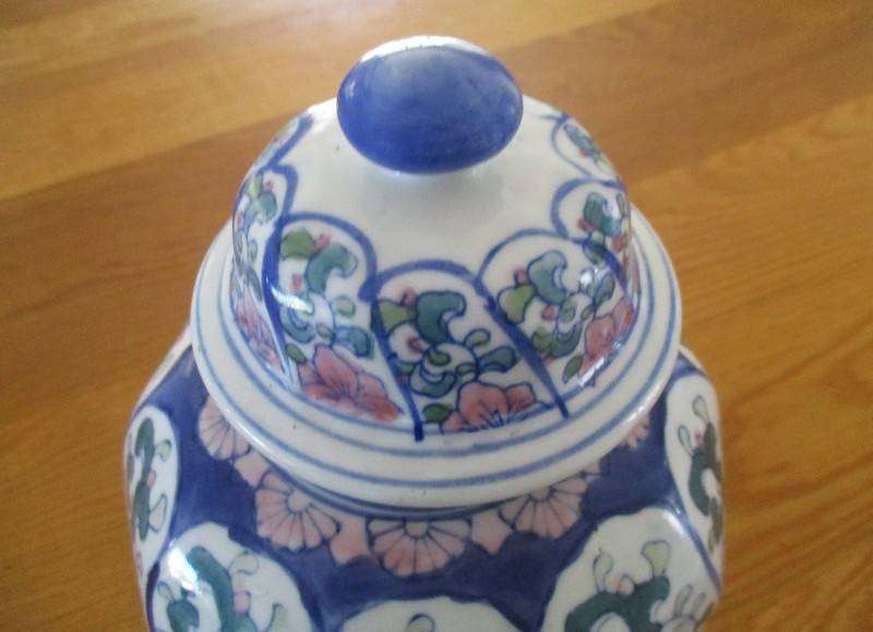 Stunning large Chinoiserie lidded temple/ginger jar