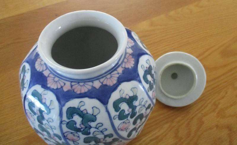 Stunning large Chinoiserie lidded temple/ginger jar