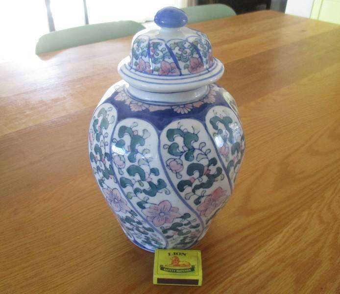 Stunning large Chinoiserie lidded temple/ginger jar