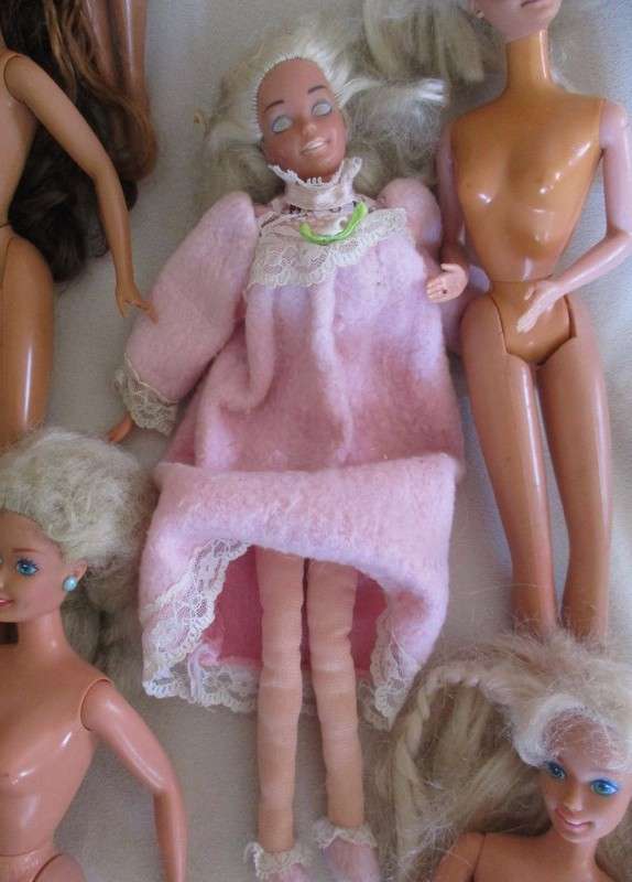 Doll restorer bargain!!  17 dolls (mainly Barbie) incl. 1960's Marlo Flip?/TNT? & soft body Barbie