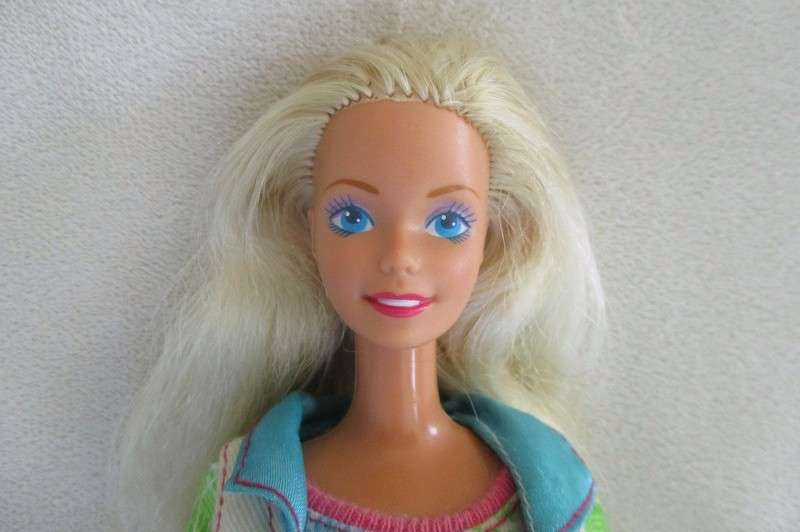 Vintage Mattel Barbie doll in cute outfit -  Knees bend