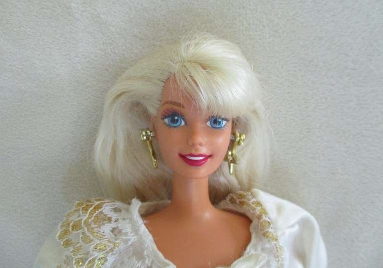 Vintage  Mattel  Barbie doll with the longest hair ever with original earrings - knees bend