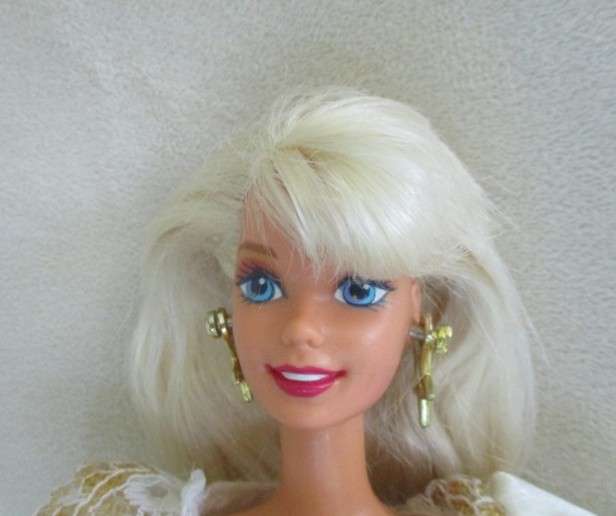 Vintage  Mattel  Barbie doll with the longest hair ever with original earrings - knees bend