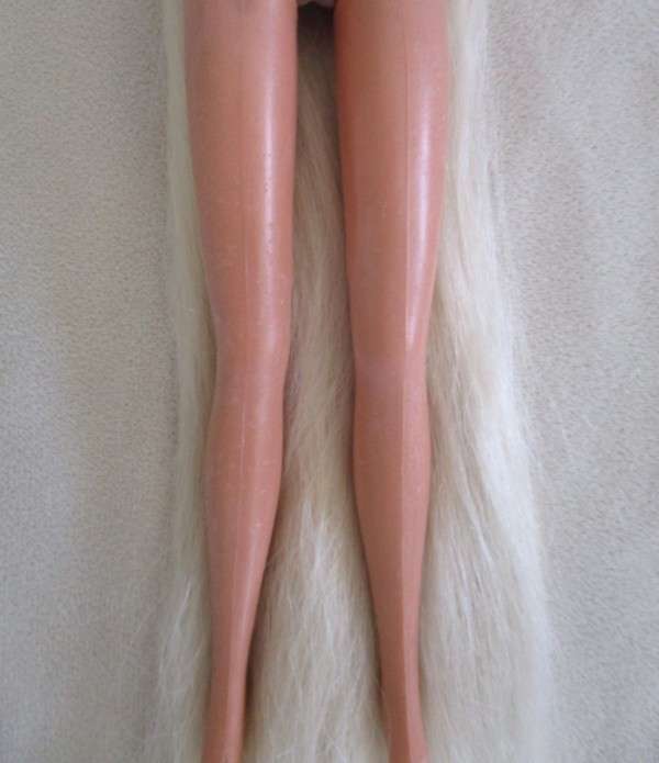 Vintage  Mattel  Barbie doll with the longest hair ever with original earrings - knees bend