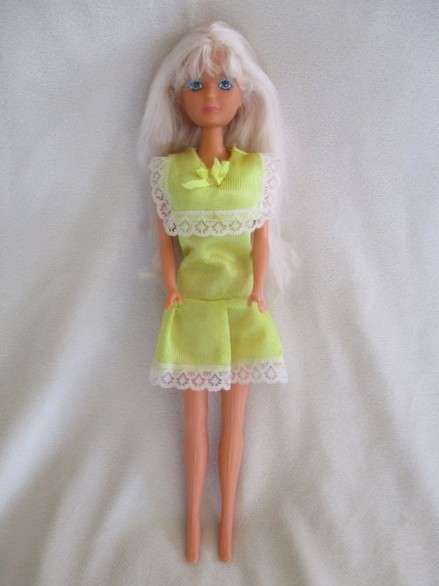 A vintage Petra? doll (German version of Barbie) -  Knees bend
