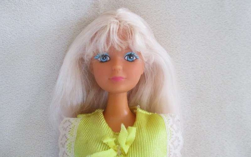 A vintage Petra? doll (German version of Barbie) -  Knees bend