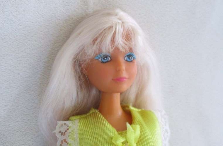 A vintage Petra? doll (German version of Barbie) -  Knees bend