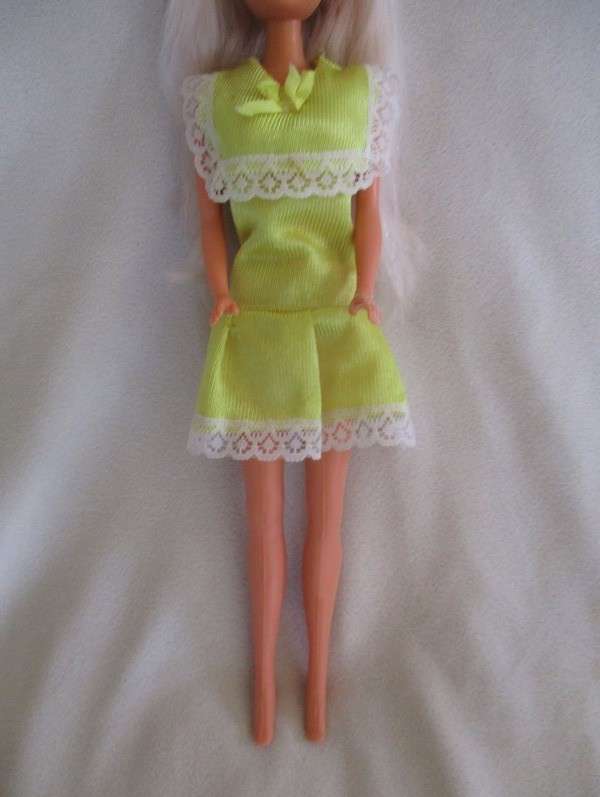 A vintage Petra? doll (German version of Barbie) -  Knees bend