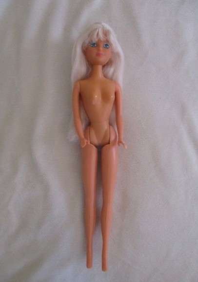 A vintage Petra? doll (German version of Barbie) -  Knees bend