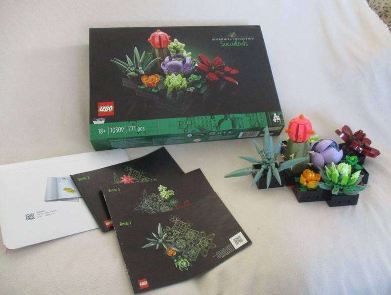 Lego Botanical Collection - succulents - complete in box. Decor set no 10309