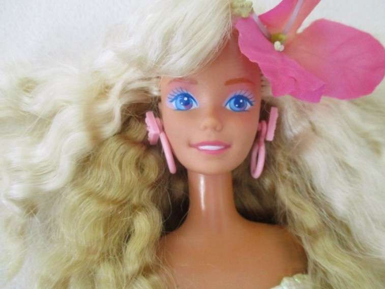 Gorgeous vintage Mattel Barbie with two tone layered crimped hair and original earrings - knees bend