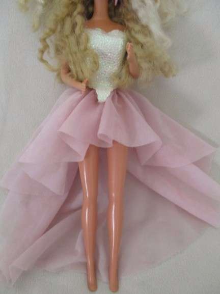 Gorgeous vintage Mattel Barbie with two tone layered crimped hair and original earrings - knees bend