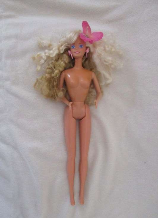 Gorgeous vintage Mattel Barbie with two tone layered crimped hair and original earrings - knees bend