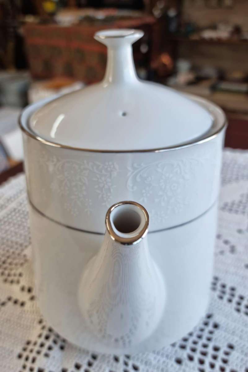 Contemporary NORITAKE Fine China ( Sri Lanka)  "TAHOE" 2585