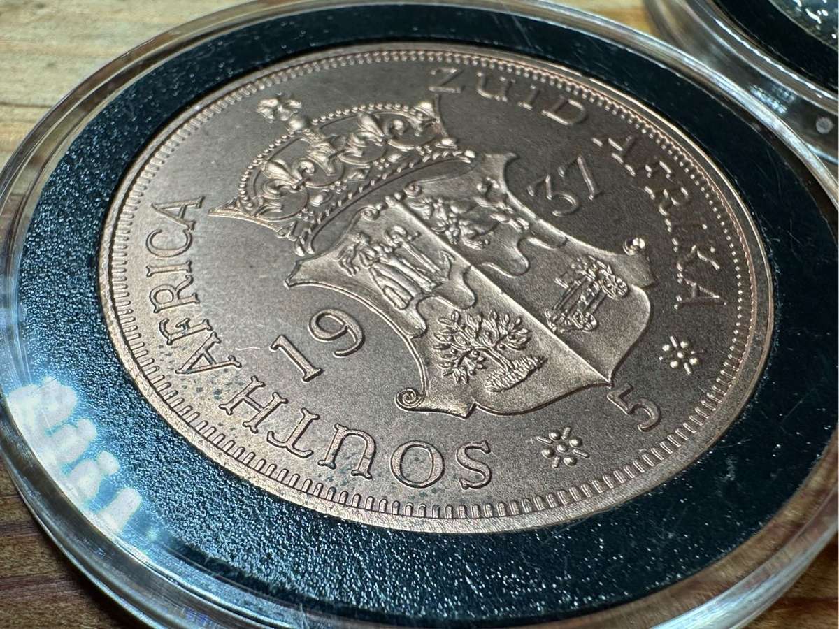 A set of 2 1937 5 shilling pattern coins ( silver & bronze )