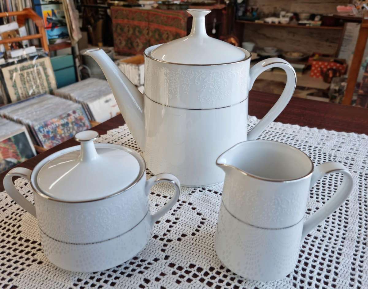 Contemporary NORITAKE Fine China ( Sri Lanka)  "TAHOE" 2585