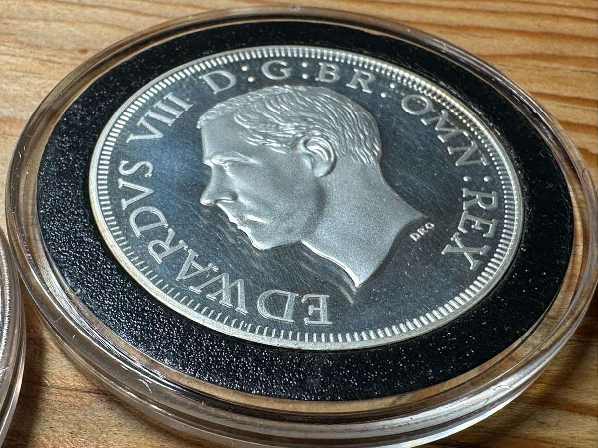 A set of 2 1937 5 shilling pattern coins ( silver & bronze )